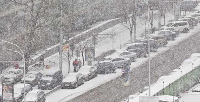 19 лютого у Києві місцями невеликий сніг, на дорогах ожеледиця