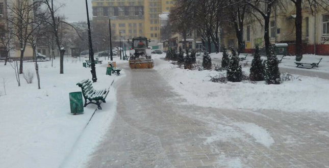 У Подільському районі тривають роботи з прибирання снігу (фото)