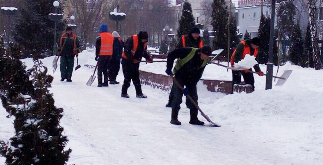 Комунальні служби Подільського району прибирають територію від снігу (фото)