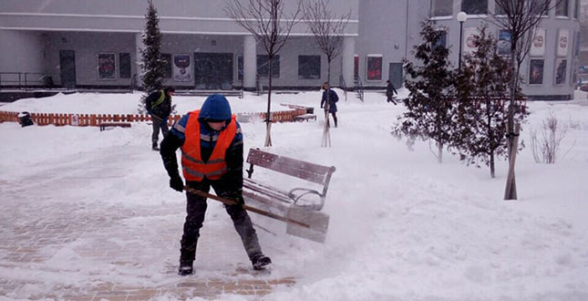 Тривають роботи з прибирання снігу в Подільському районі (фото)