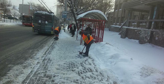 Комунальні служби продовжують роботи з прибирання снігу в Подільському районі (фото)