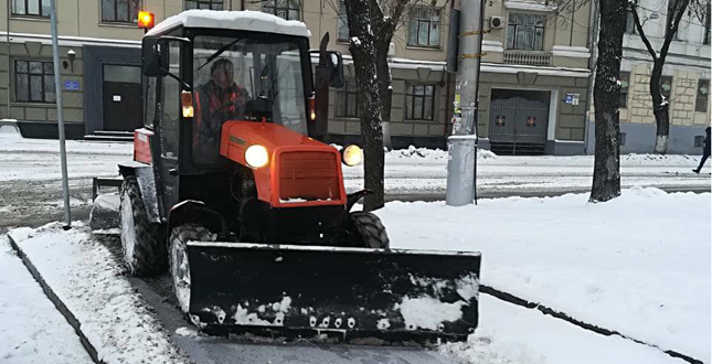 13 грудня комунальні служби Подільського району продовжують прибирати територію від снігу (фото)
