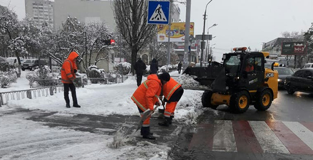 У столиці працюють 359 одиниць снігоприбиральної техніки та 70 бригад з ручного прибирання «Київавтодору» (фото)