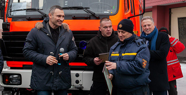 Віталій Кличко передав столичним рятувальникам 6 сучасних пожежних спецавтомобілів