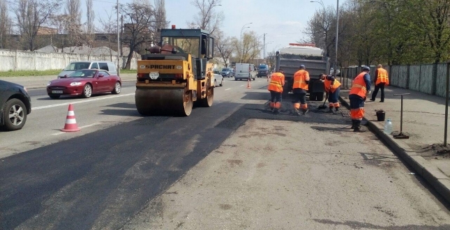 Триває ремонт доріг та вулиць в Подільському районі (фото)