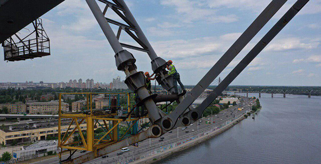 На Подільському мосту розпочалася підготовка до демонтажу тимчасових опор