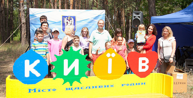 Більше 100 багатодітних родин відсвяткували Український День родини у столичному Гідропарку