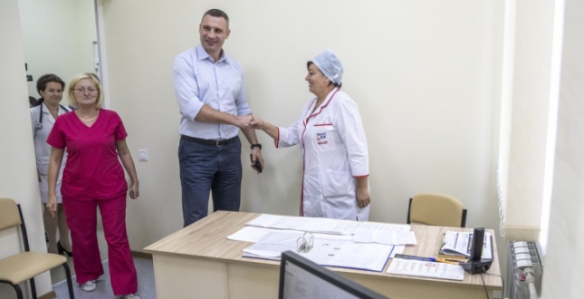 Віталій Кличко перевірив, як оновили кілька відділень Київської міської лікарні № 18