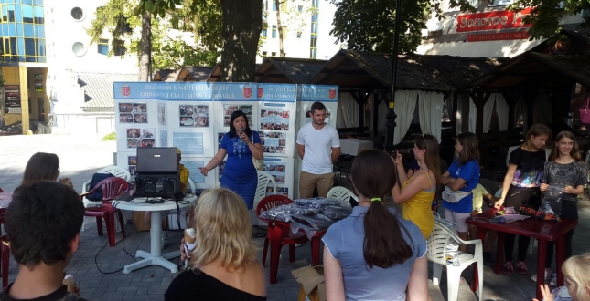Напередодні 1-го вересня для маленьких подолян провели соціальну акцію в Куренівському парку (фото)