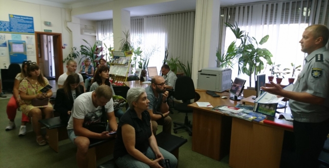 Для безробітних провели міні-ярмарок вакансій від Головного управління Національної поліції у м. Києві у Подільському районі