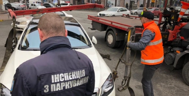 Віталій Кличко показав, як у столиці евакуюють недбало припарковані авто