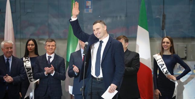 Віталій Кличко взяв участь у церемонії відкриття молодіжного Чемпіонату світу з хокею, що розпочинається в Києві