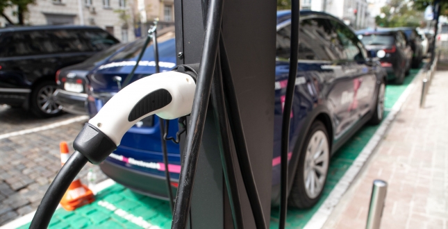 Паркувальні майданчики в центрі міста почали облаштовувати зарядними станціями для електромобілів (+фото)