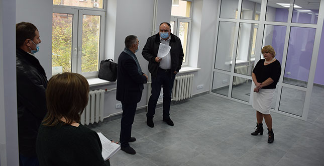 Віктор Смирнов перевірив хід будівництва сучасного фронт-офісу (фото)