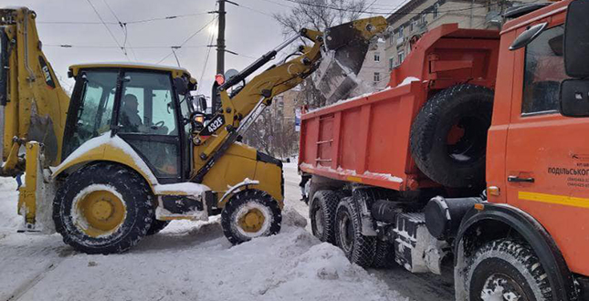 424 одиниці спецтехніки КК «Київавтодор» прибирали сніг вночі. 479 – працюють вдень