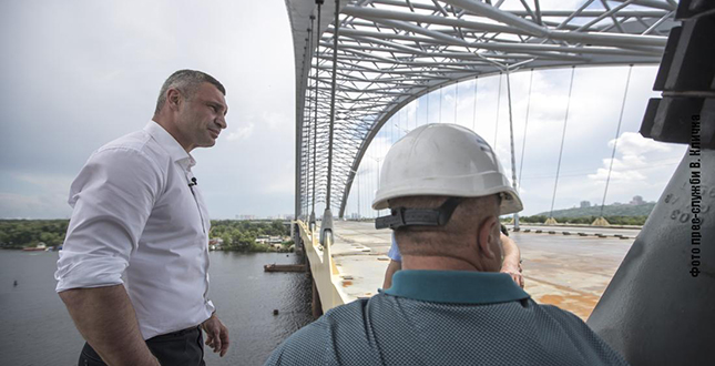 Віталій Кличко перевірив, як триває будівництво Подільсько-Воскресенського мостового переходу (+відео)