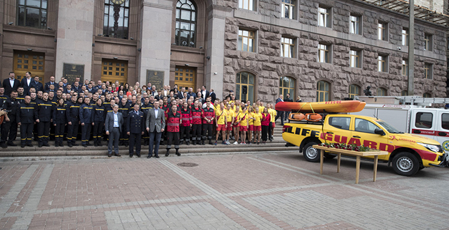 Віталій Кличко привітав столичних рятувальників із професійним святом  та вручив нагороди від міста (+фото)