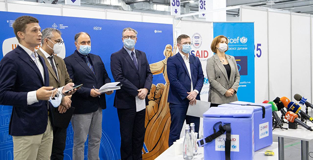 Київ отримав від міжнародних донорів сучасне та безпечне холодове обладнання для транспортування та зберігання вакцин (+фото)