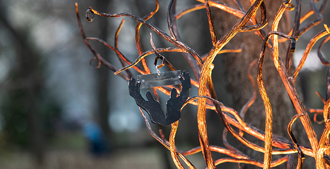 У Києві встановили міні-скульптуру «Дерево допомоги», присвячену боротьбі з домашнім насильством (+фото)