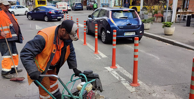 Триває ремонт доріг та вулиць в Подільському районі (фото)