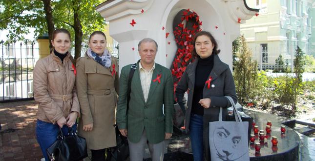 У Подільському районі вшанували пам’ять людей, які померли від СНІДу