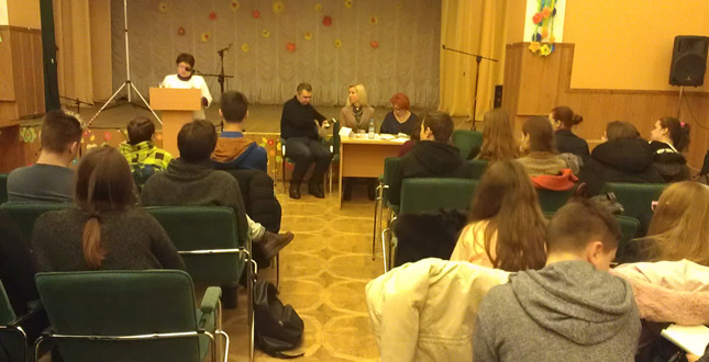 Школярі навчальних закладів Подільського району долучилися до круглого столу «Молодь проти насильства» (фото)