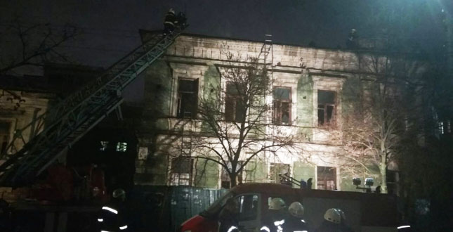 Столичні вогнеборці ліквідували пожежу у відселеному будинку на вул. Іллінській, що у Подільському районі столиці