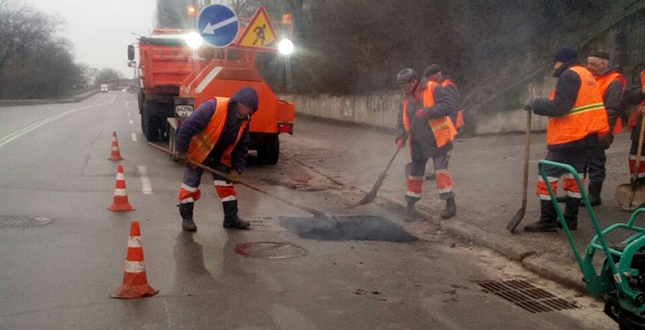 Триває поточний ремонт доріг та вулиць Подільського району (фото)