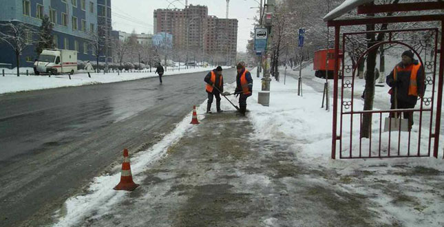 Комунальні служби Києва з ночі обробляють автошляхи протиожеледними засобами та прибирають сніг