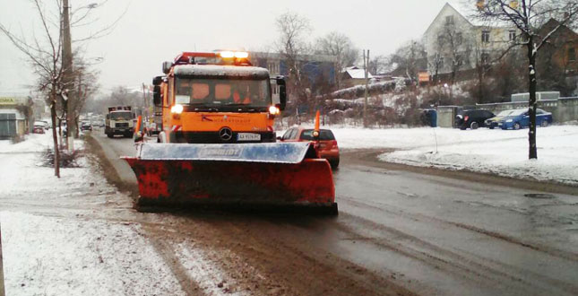 Комунальні служби Подільського району продовжують роботи з прибирання снігу (фото)